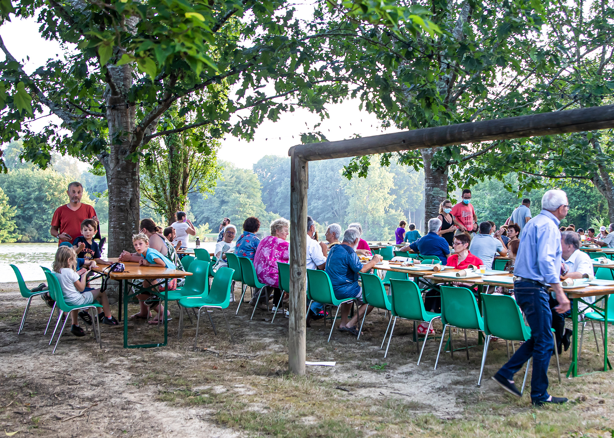 1 Dîner au bord du lac du Houga 1bis 140821.jpg