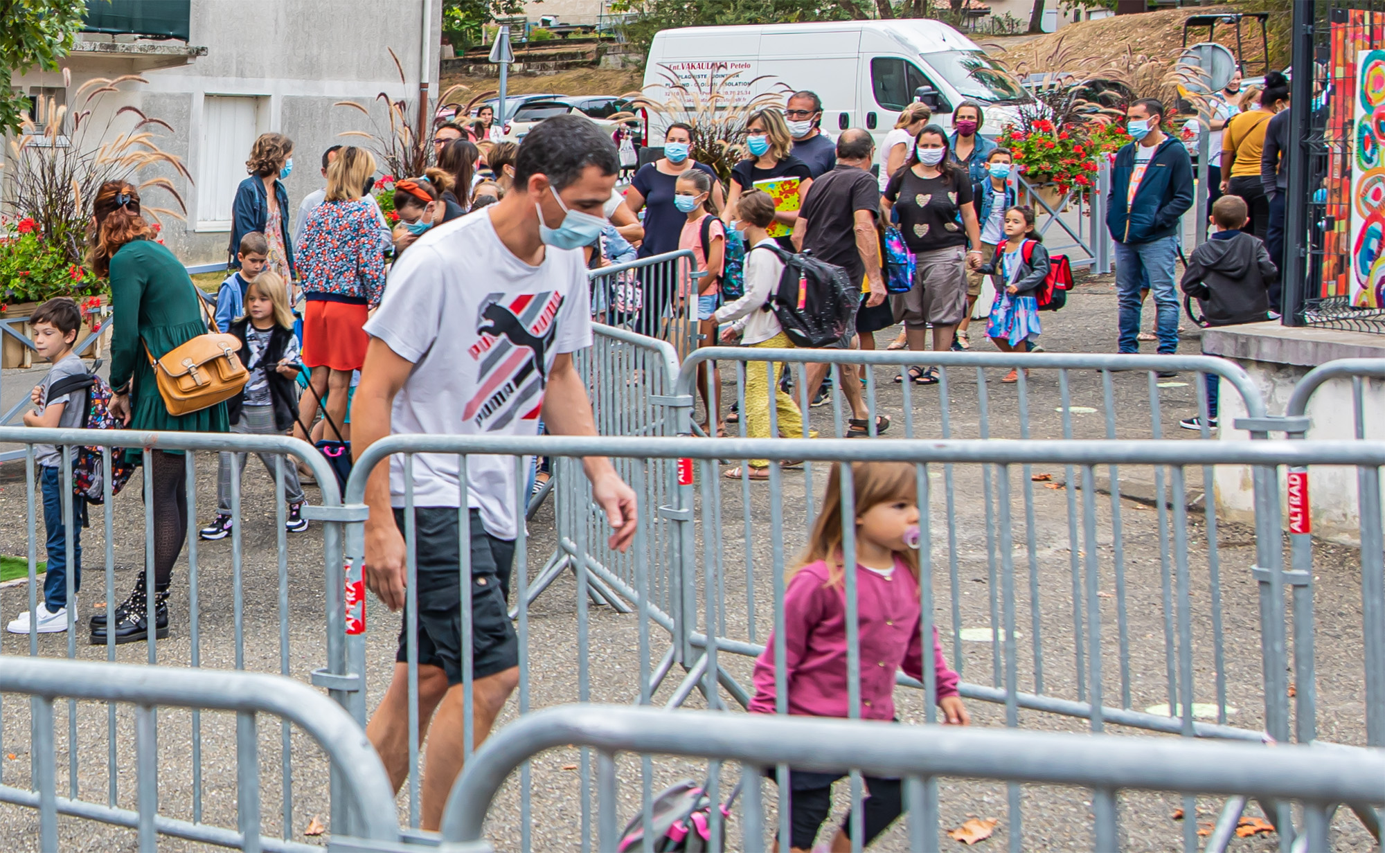 4 Foule devant les écoles de Nogaro 1bis 020921.jpg