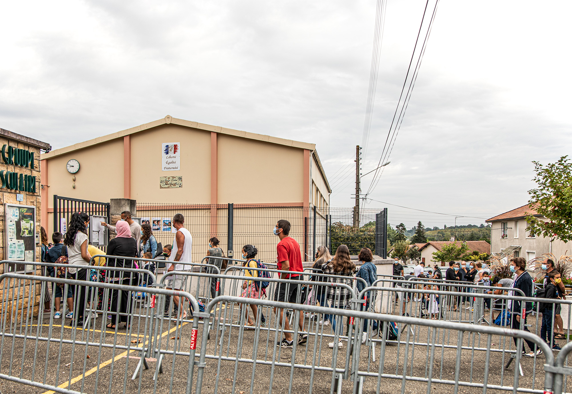 2 Parents et enfants devant l'entrée de lécole de Nogaro 1bis 020921.jpg