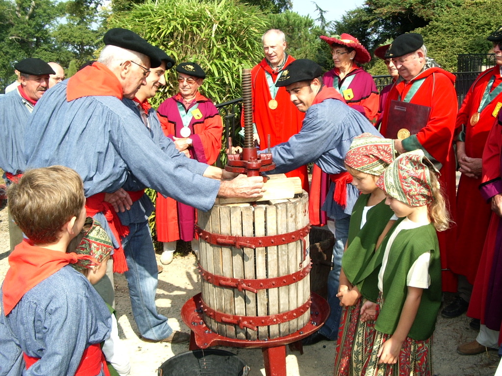CROUSEILLES FETE VENDANGES ARCH LL.JPG