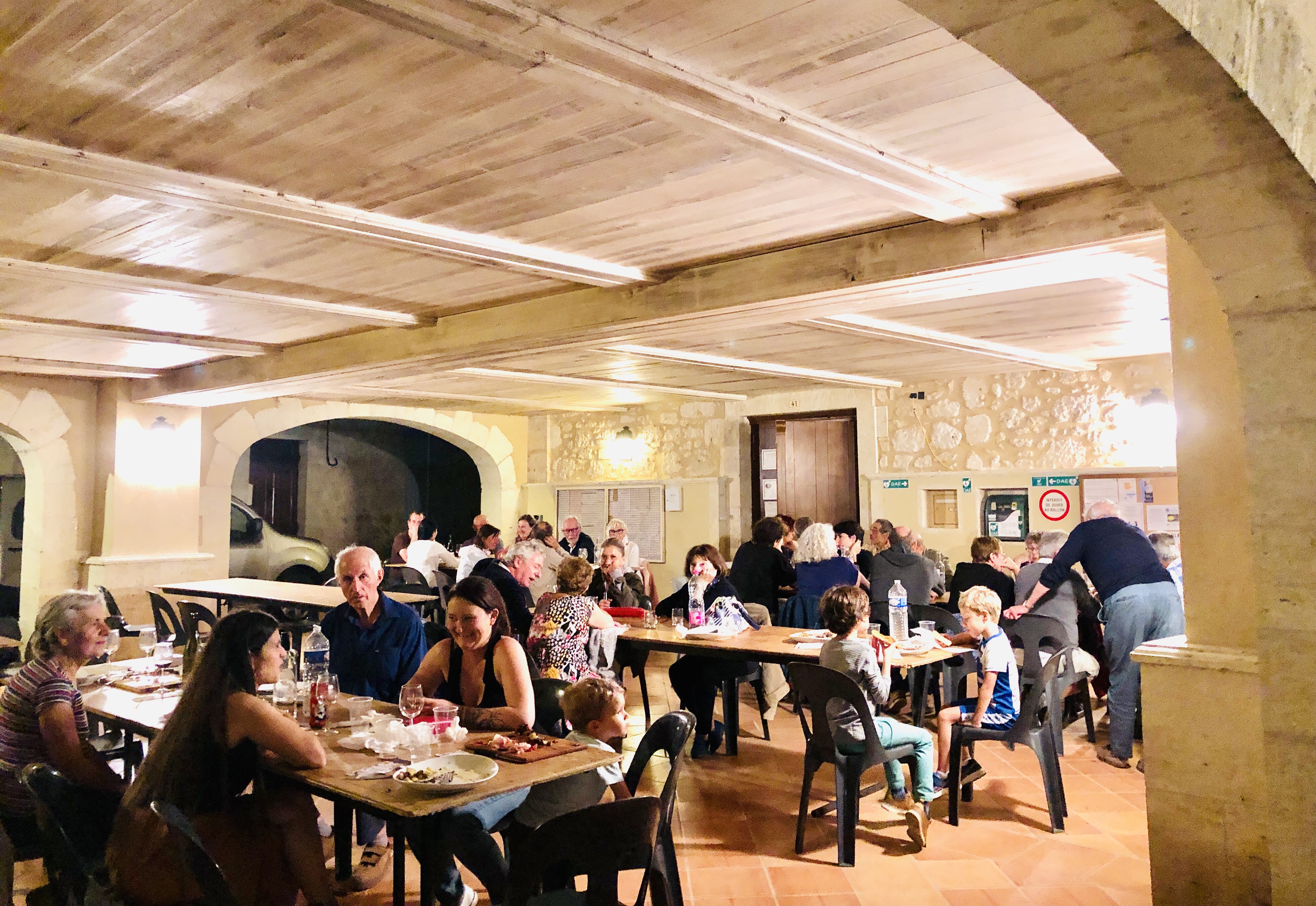 La halle en immense salle des fêtes
