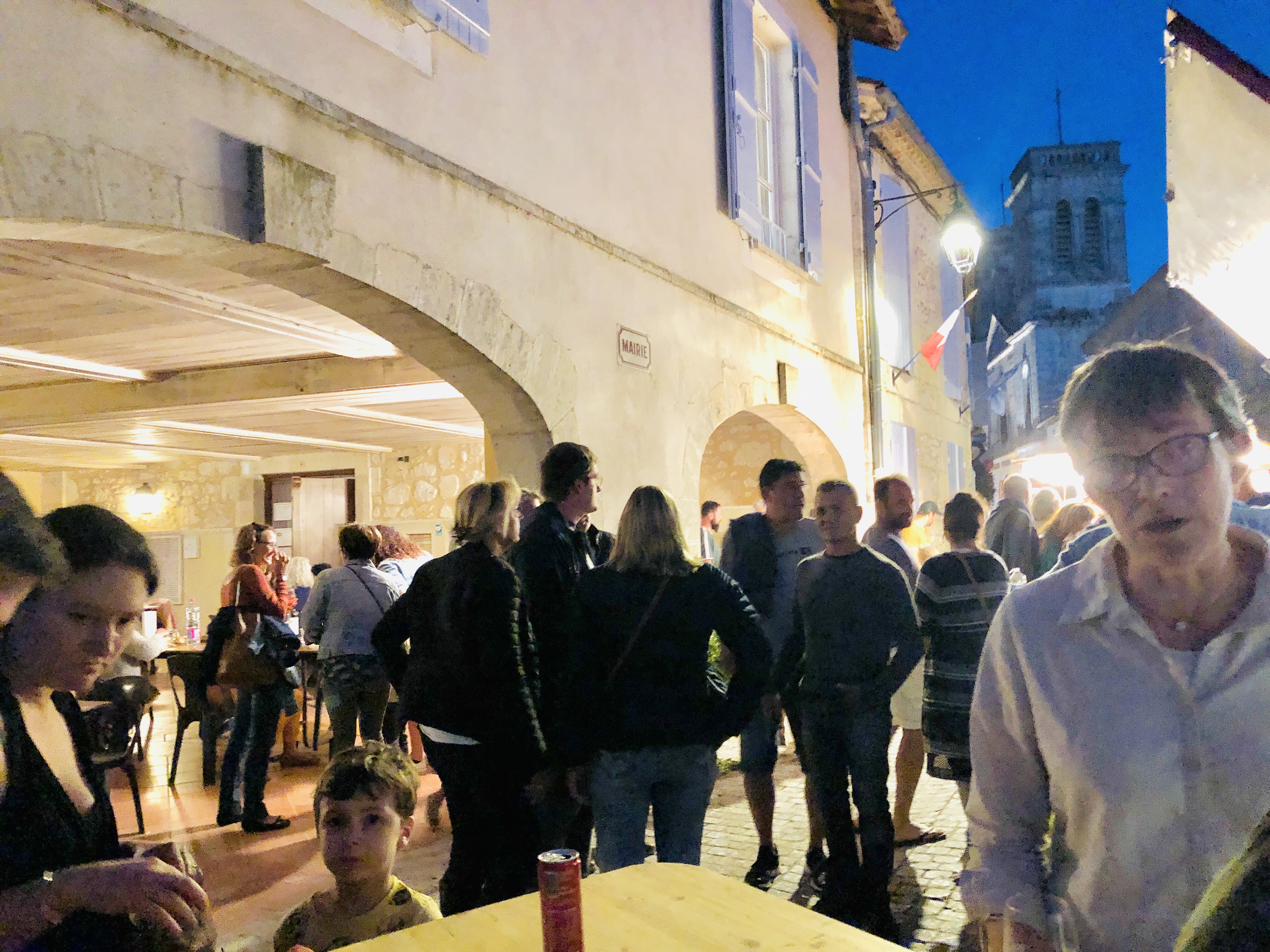 Rue Hector de Galard et halle de mairie