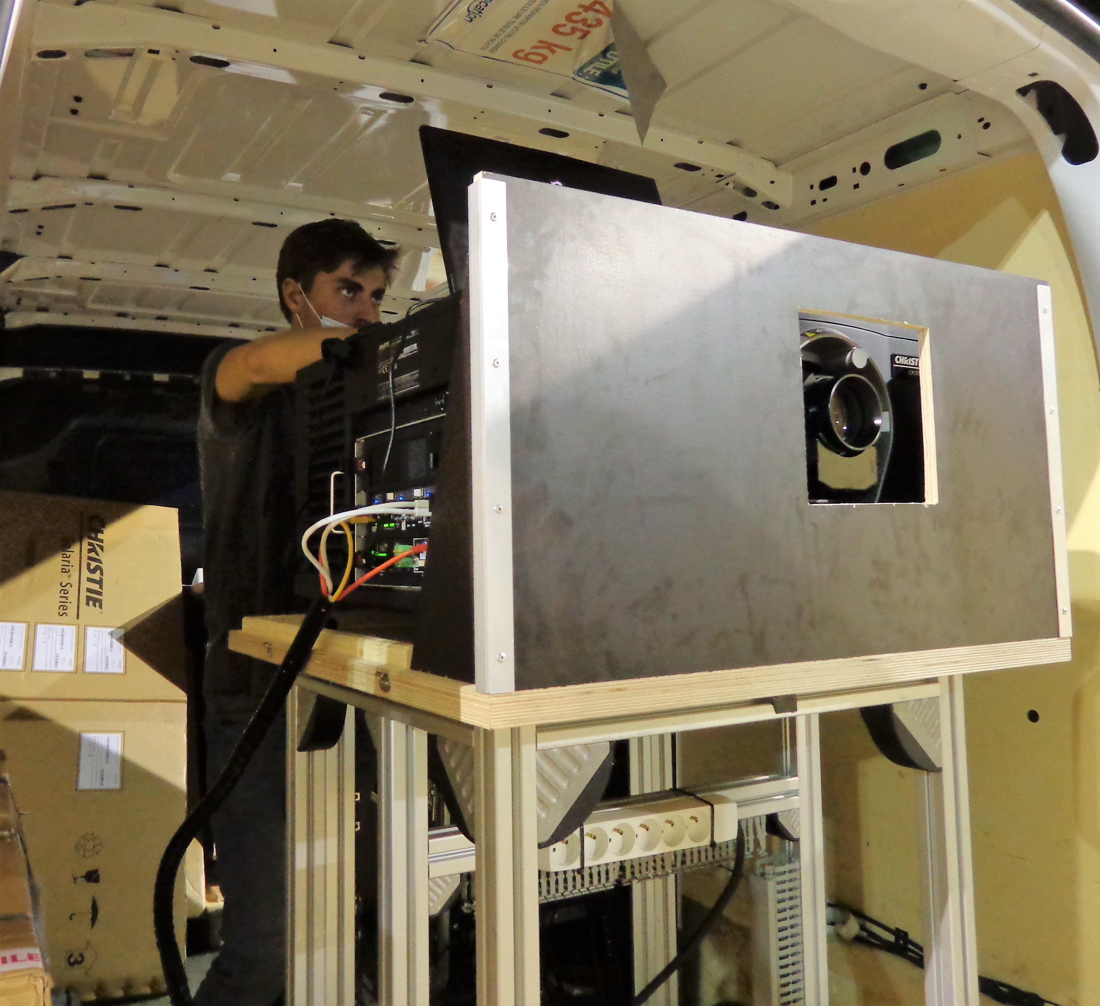 le projectionniste  Gaël Obert règle le projecteur (2).JPG