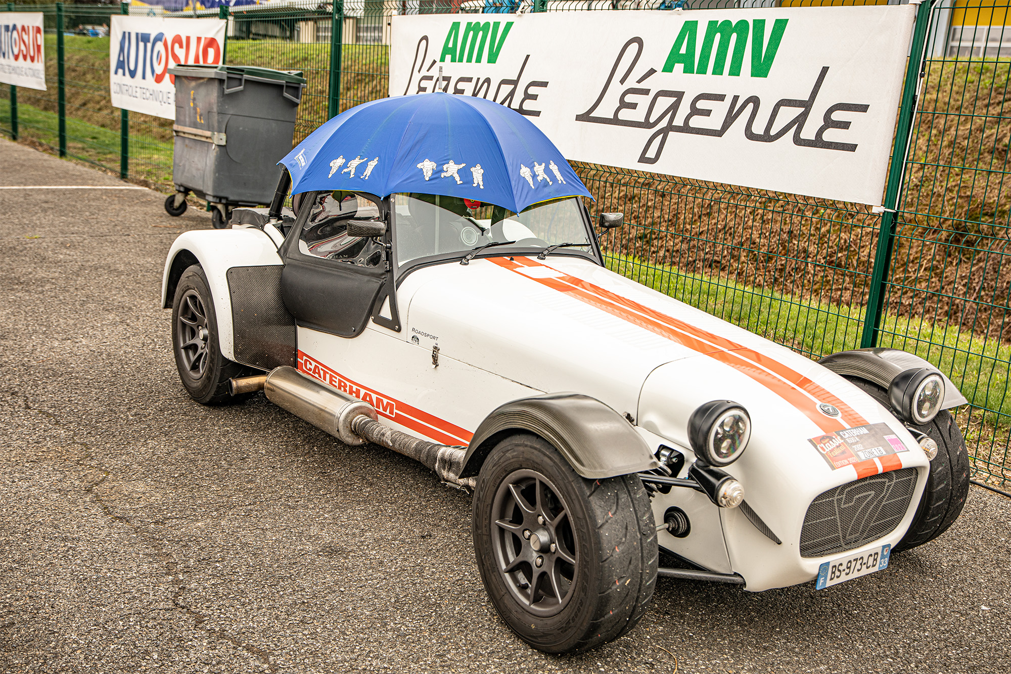 15 Caterham avec parapluie  Classic Festival 1bis 101021.jpg