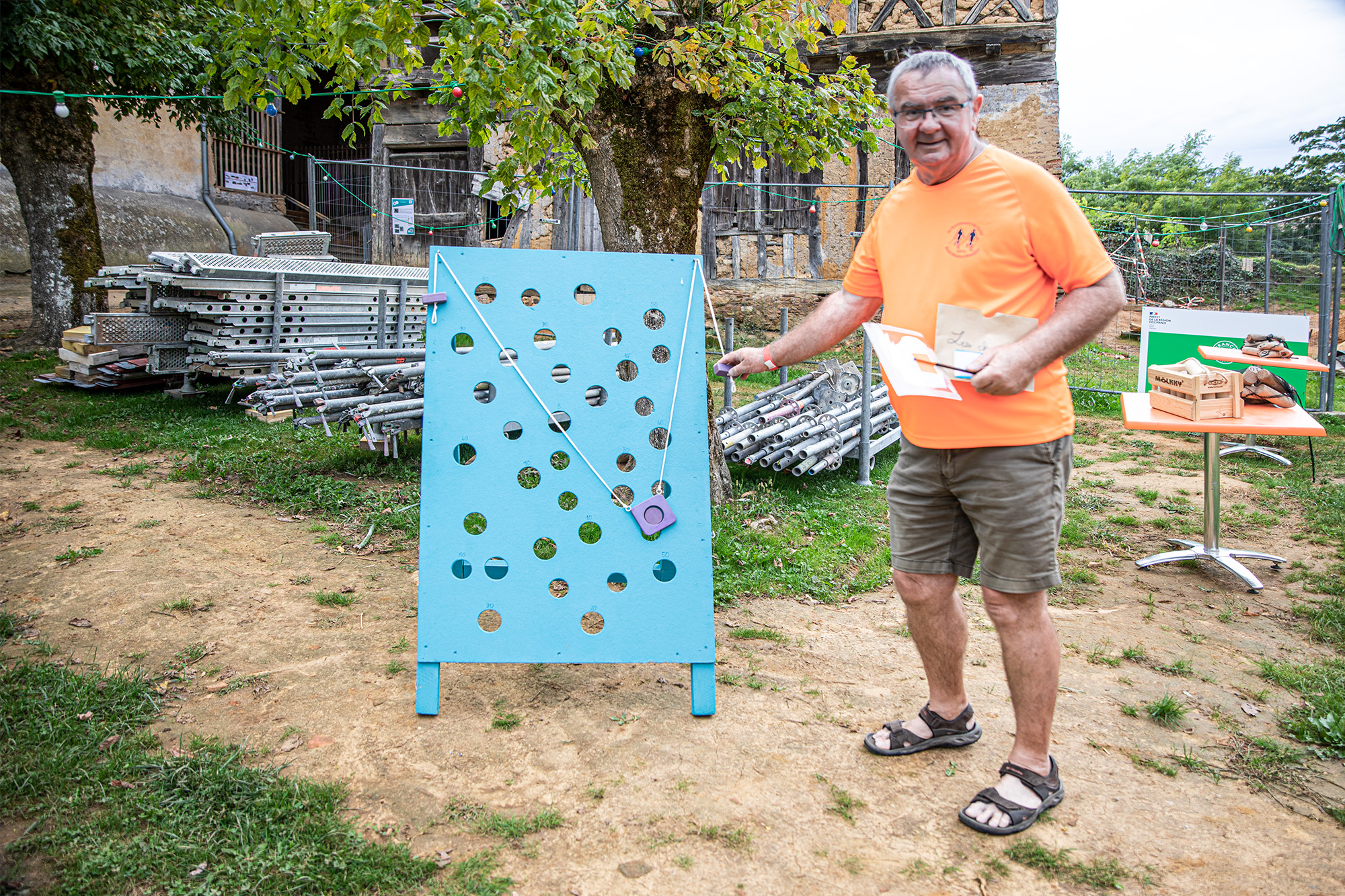 2 Gérard Autin montre un jeu en bois 1bis 031021.jpg