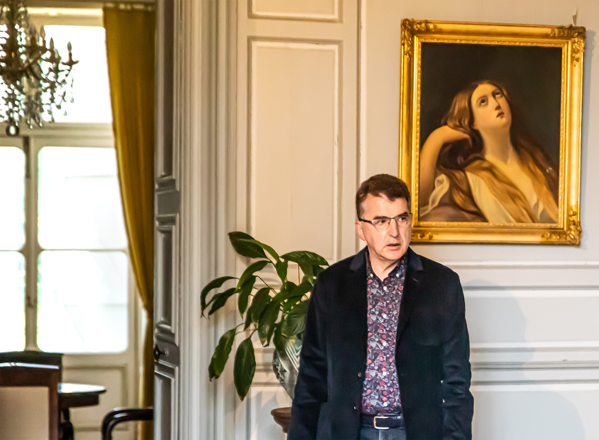 10 Jacques Lapart dans le hall de Castelmore 1bis 030621.jpg