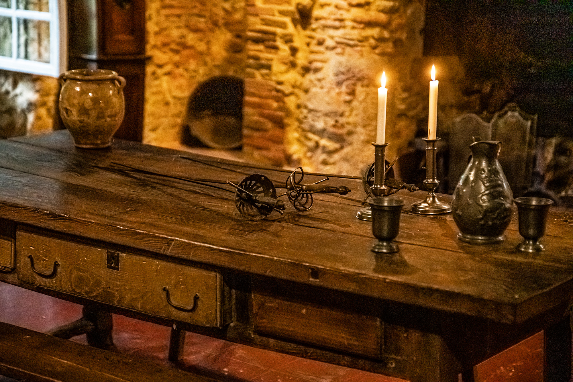 5 Sur la table flambeaux et rapières 1bis 030621.jpg