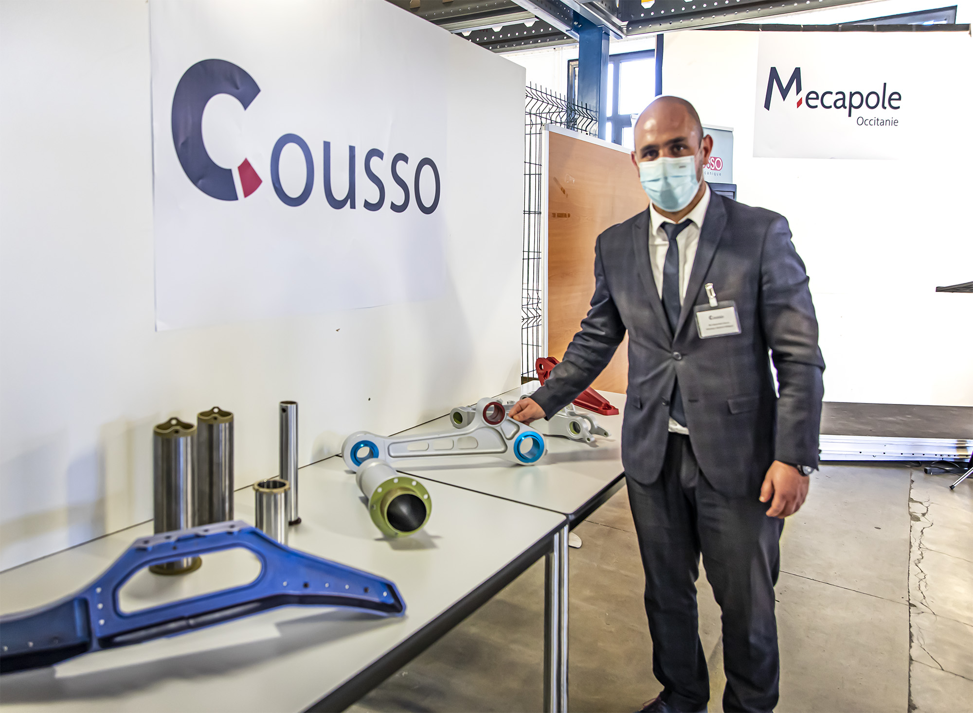 15 Alexandre Ducos montre certaines pièces de Cousso 1bis 081121.jpg