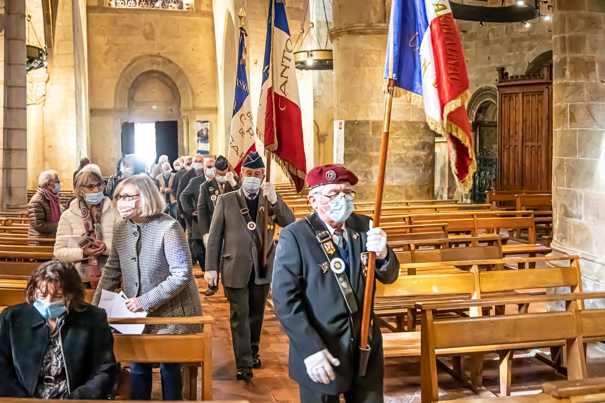 1 arrivée des anciens combattants à l'église 1bis 111121.jpg
