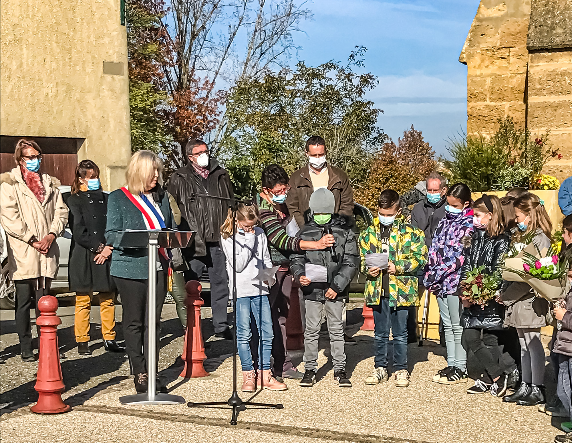 DR5 Patricia Galabert 11 novembre monument aux morts lecture enfants.jpg