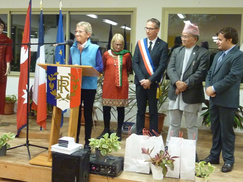 5. Annie Bozza offre une aide substantielle.jpg