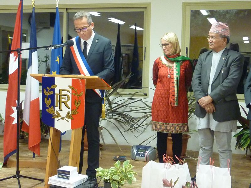 6 Le maire Alain Scudellaro fait citoyen d'honneur son homologue népalais.jpg