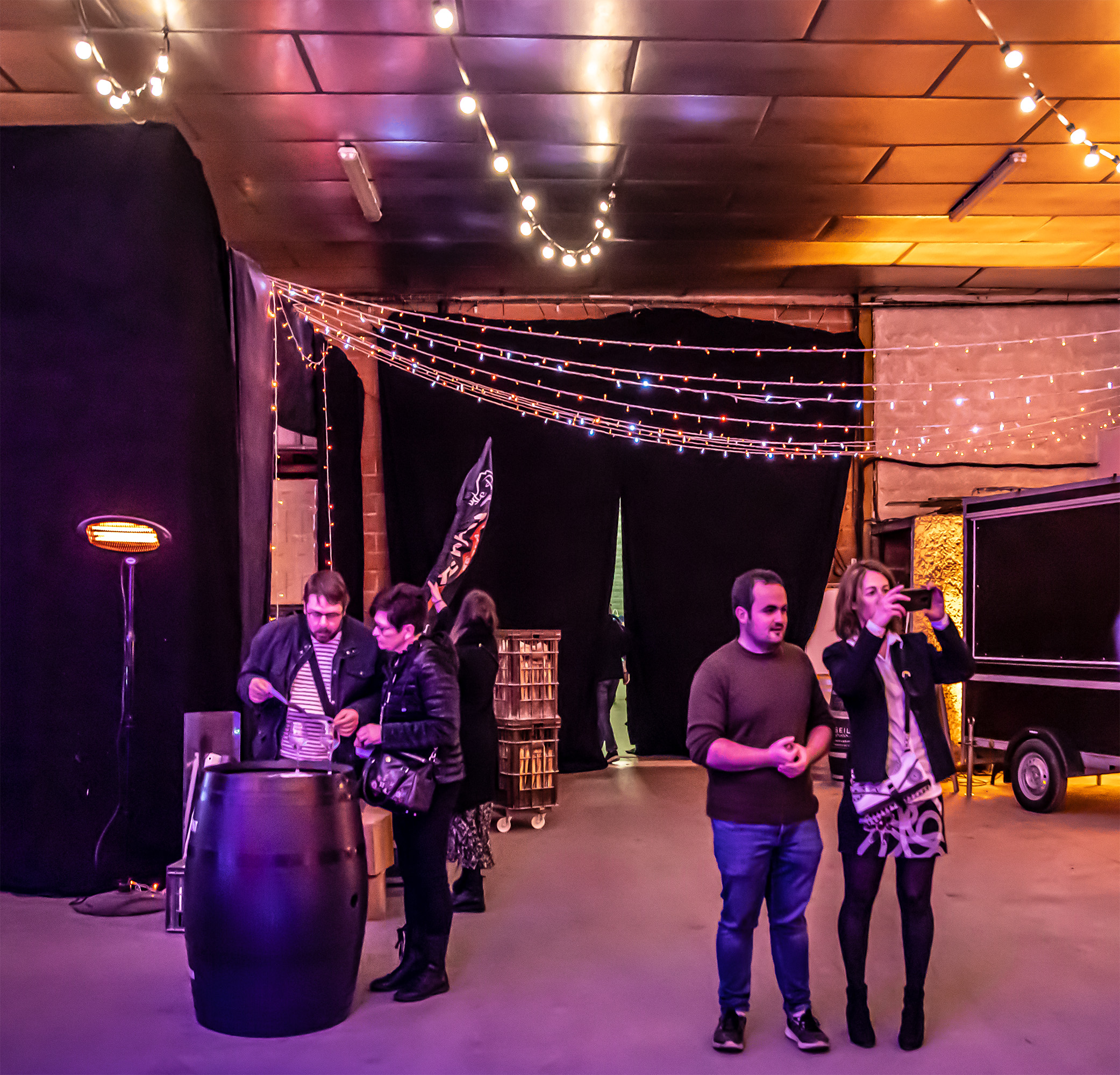 6 Dans la salle des fêtes