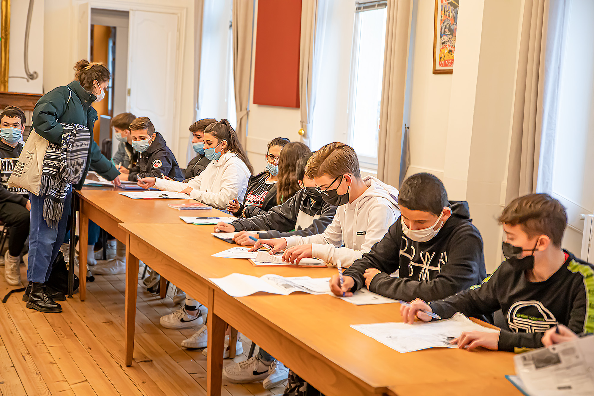 1 Les collégiens étudient les documents 1bis 251121.jpg