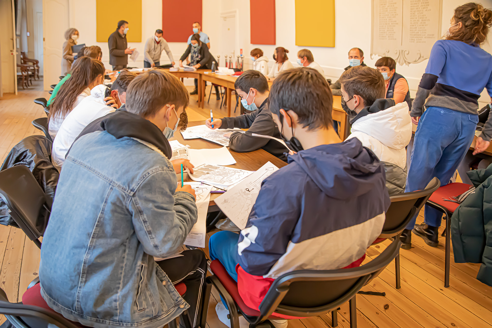 2 Les collégiens étudient les documents 1bis 251121.jpg