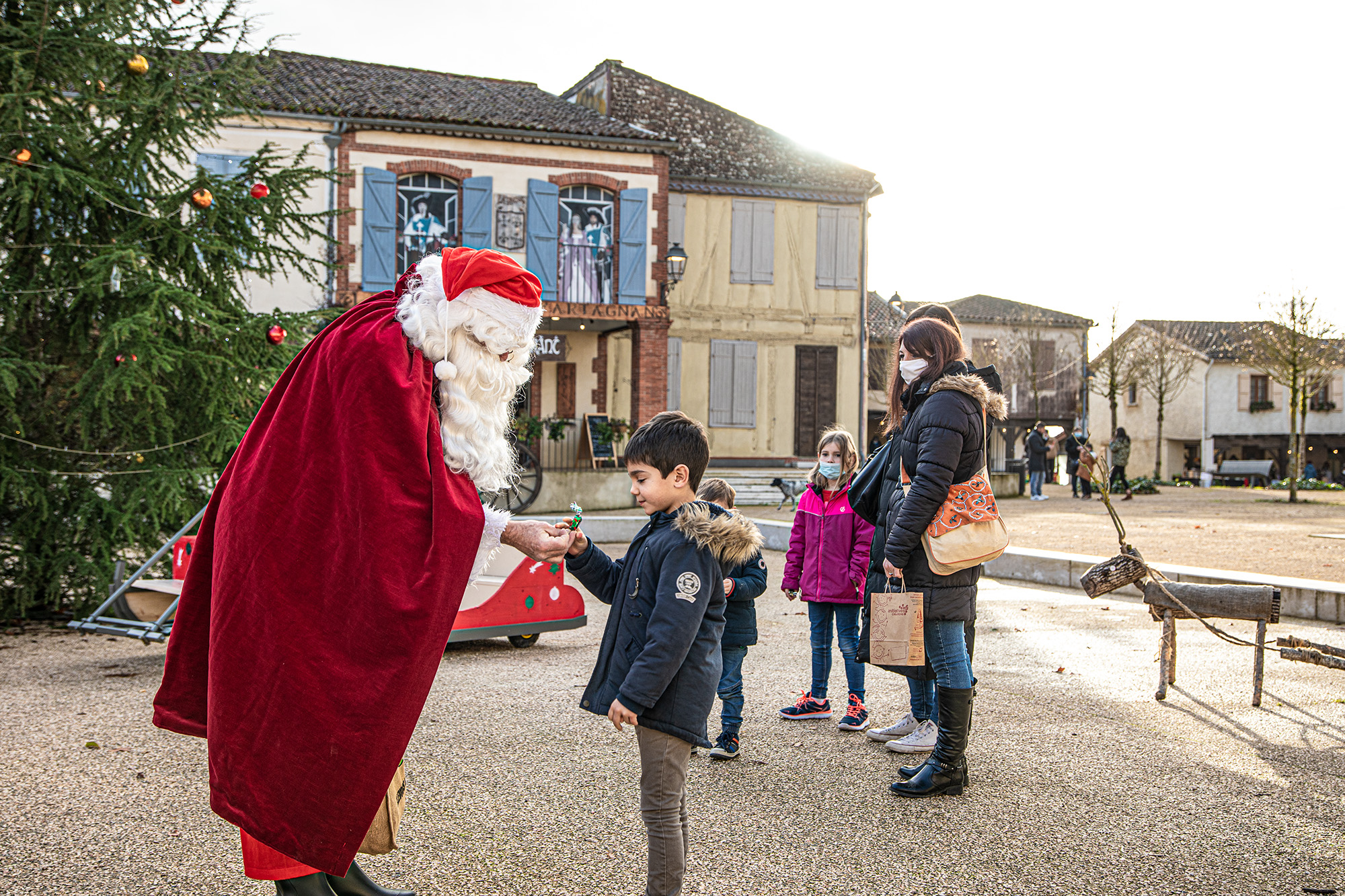 12 Le Père Noël distribue des bonbons 1bis 111221.jpg