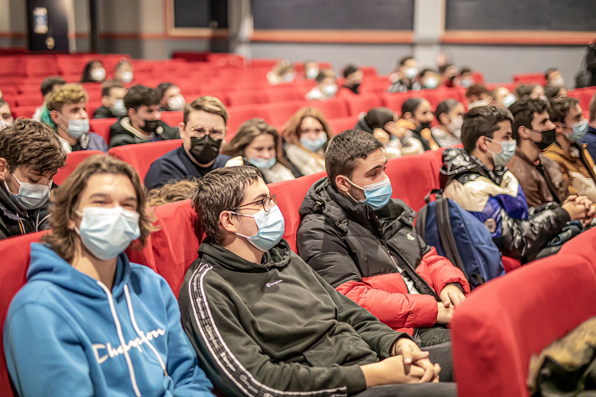 1 Les jeunes dans la salle du cinéma 1bis 171221.jpg