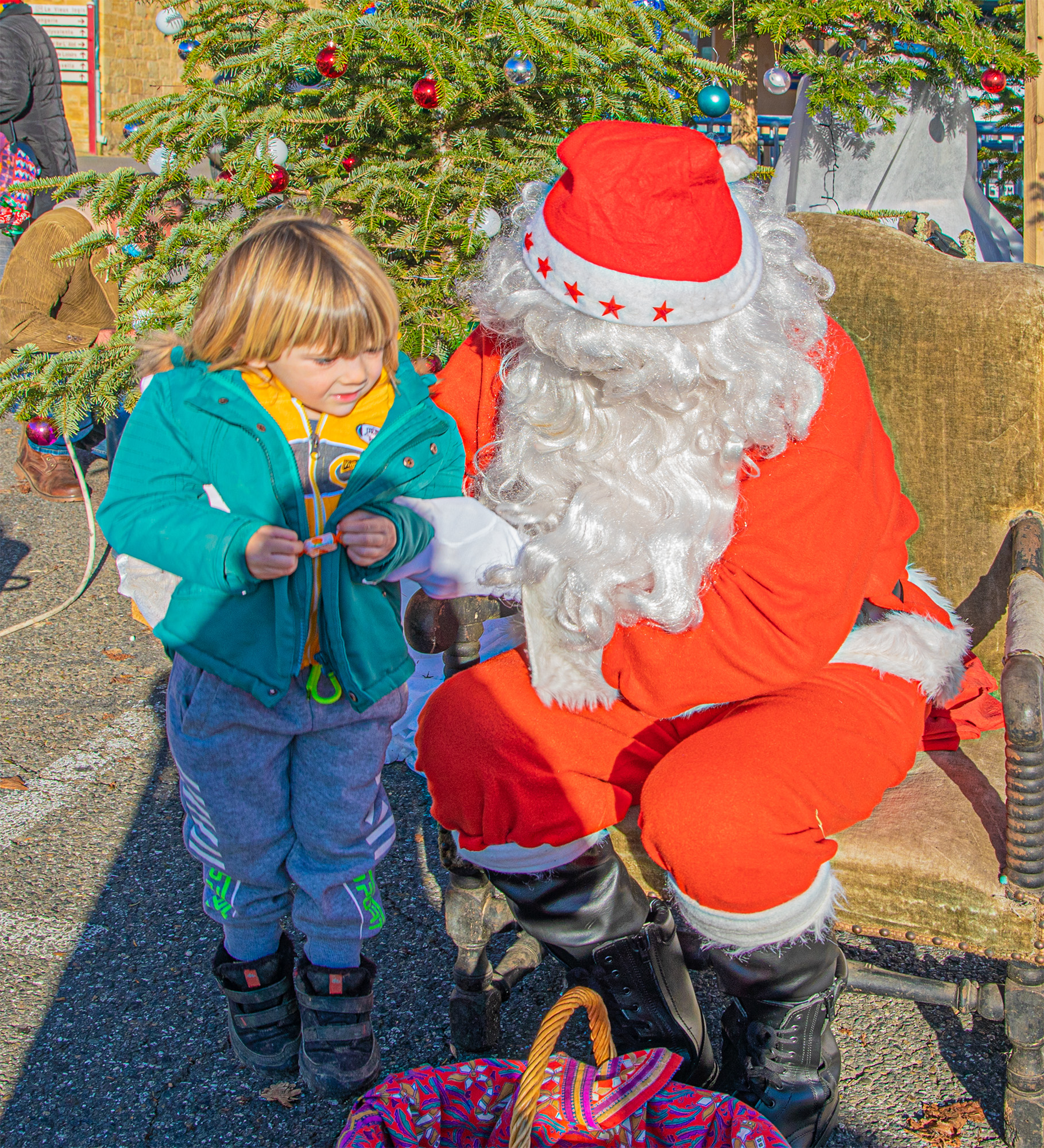 2 Le Père Noël avec un petit garçon 1bis 2012.jpg