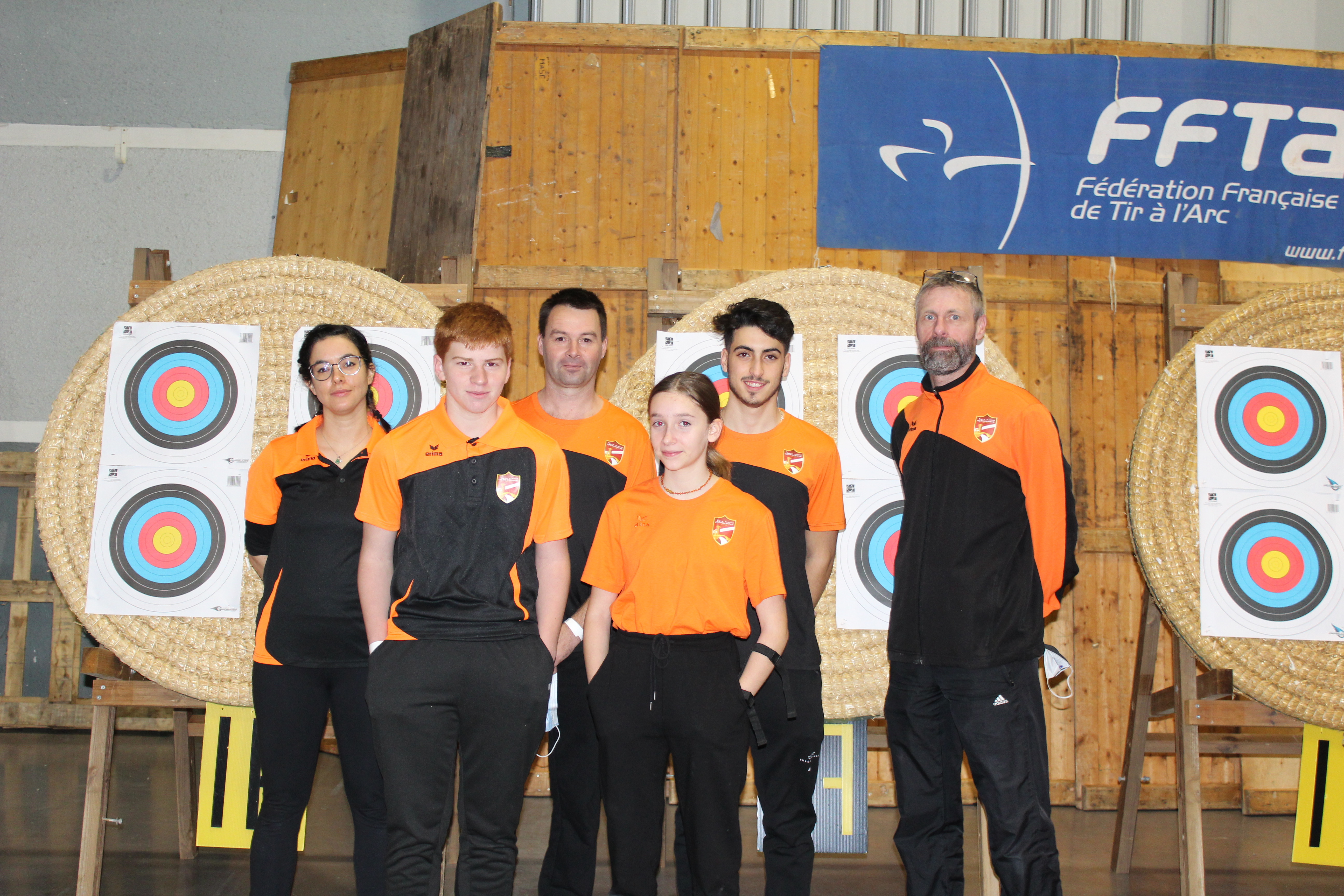 Photo groupe découvertes et leur entraîneur Auch 02 01 2022.JPG