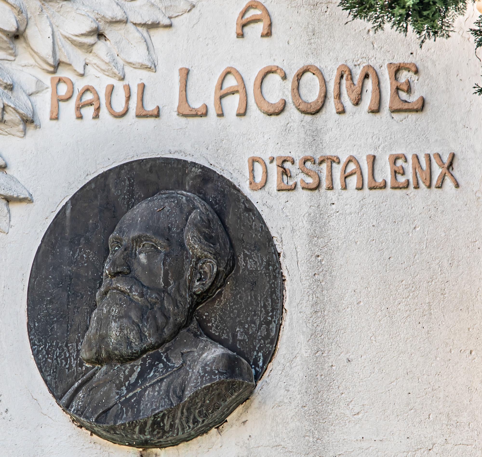 2 Gros plan sur le médaillon du monument actuel 1bis 160122.jpg