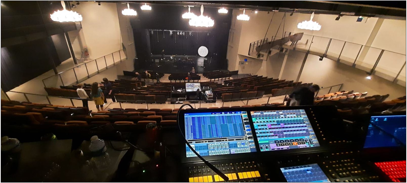 l astrada salle vide.JPG