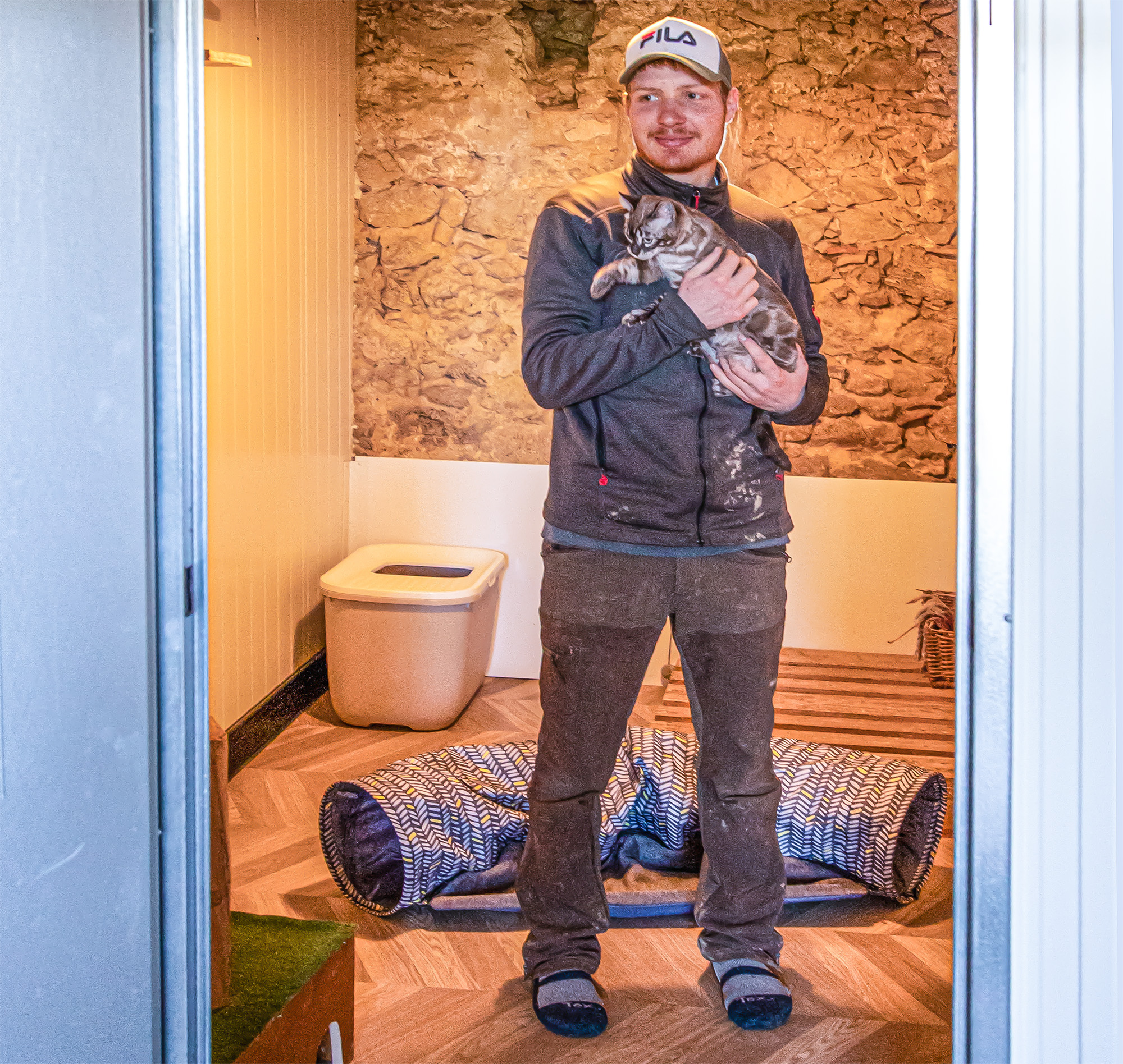 4 Florent dans 1 loge avec un chat du Bengale 1bis 080222.jpg