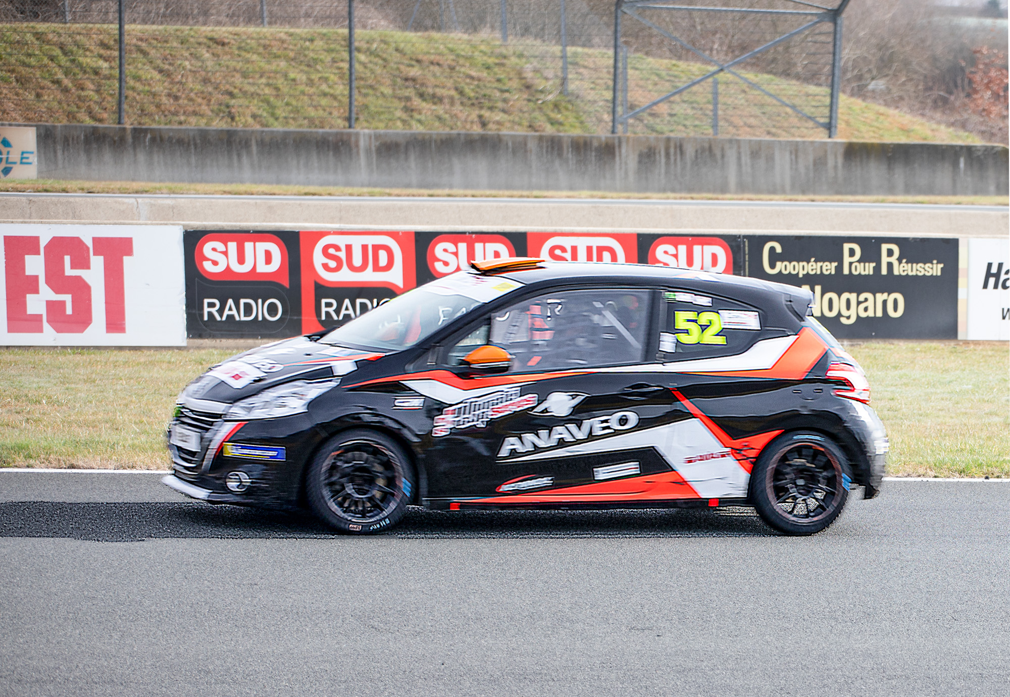 1 Voiture sur le circuit 1bis 120222.jpg