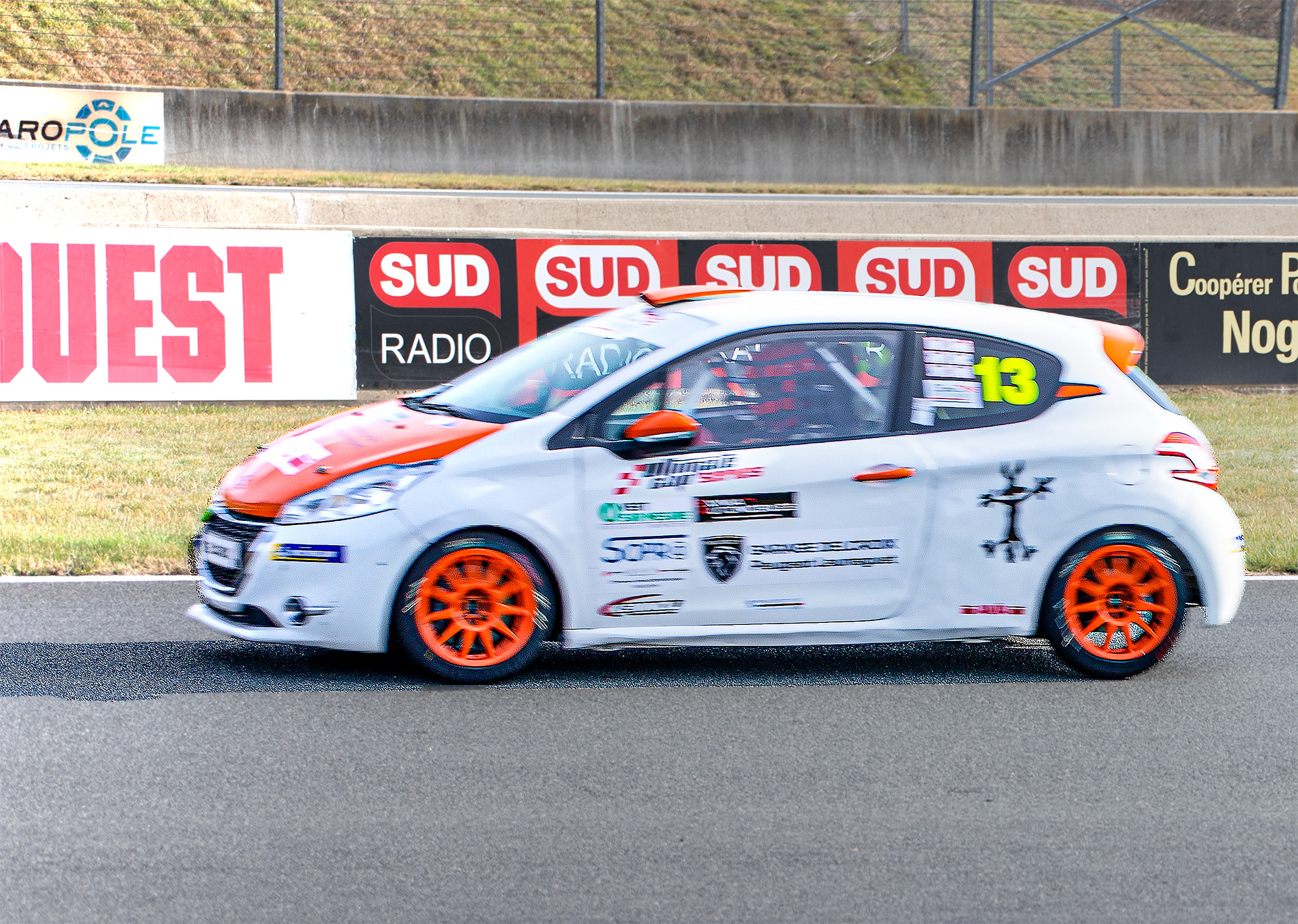 2 Voiture sur le circuit 1bis 120222.jpg