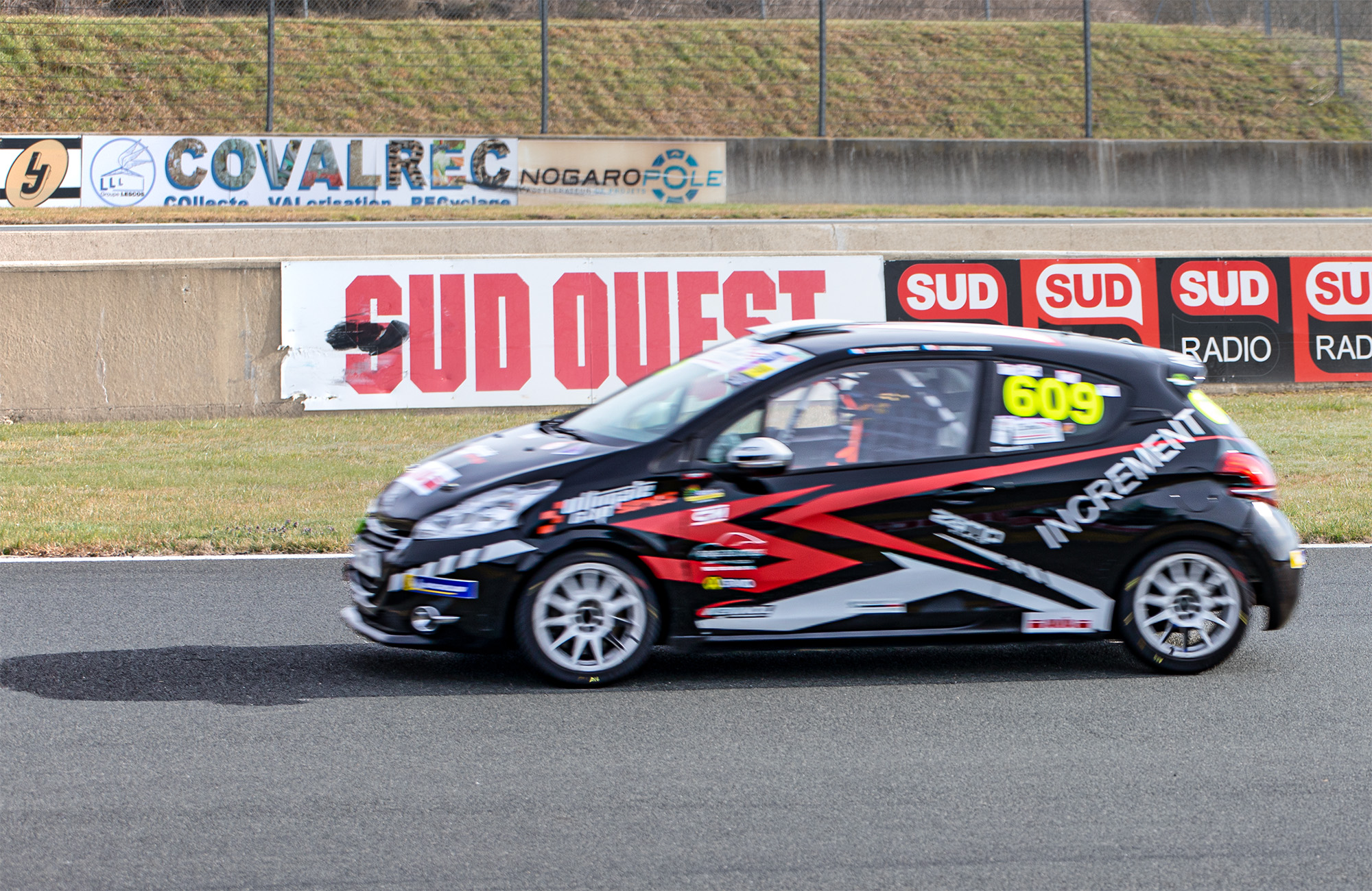 3 Voiture sur le circuit 1bis 120222.jpg