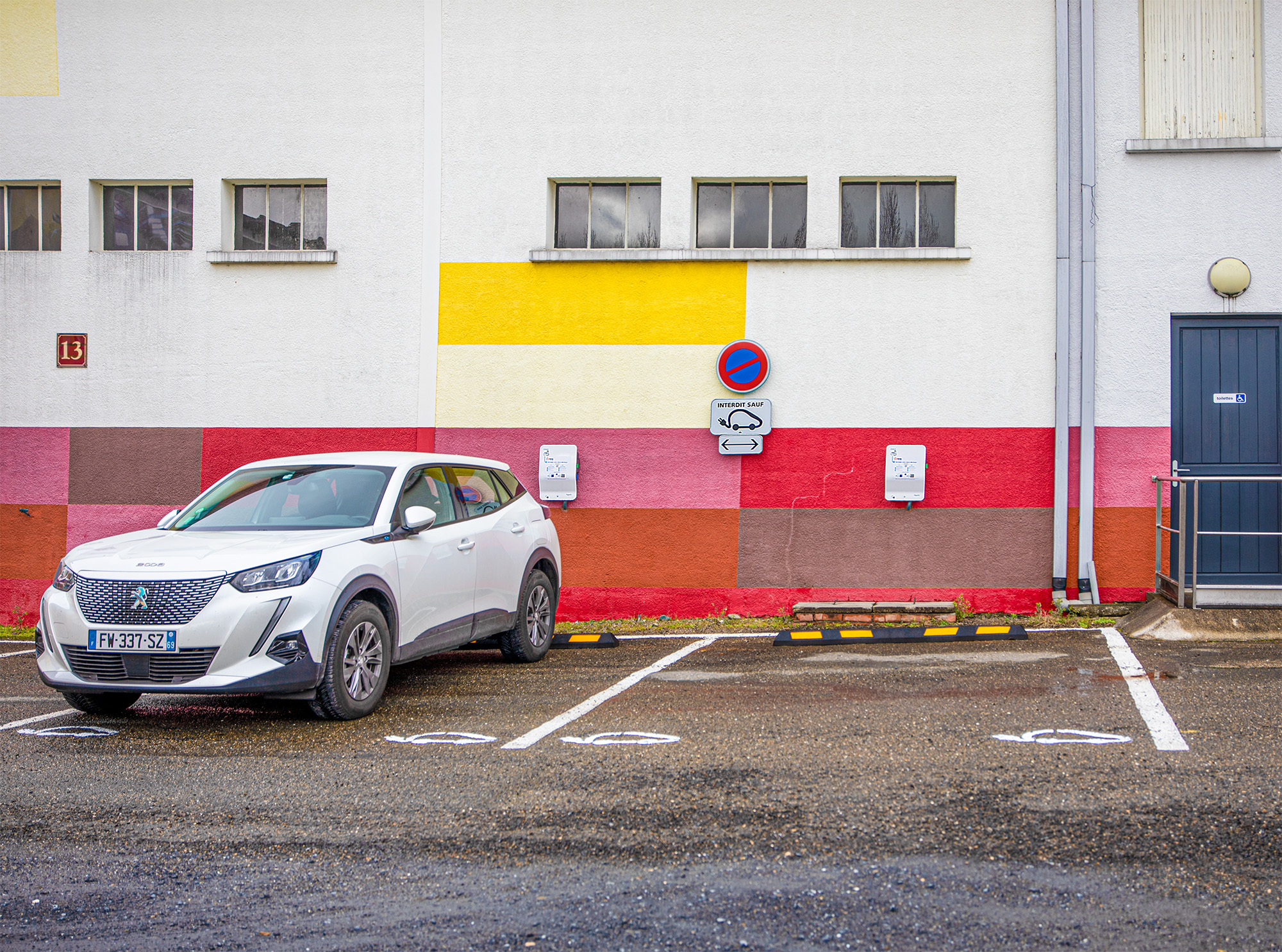 1 Parking dédié au branchement électrique chez HDM 1bis 170222.jpg