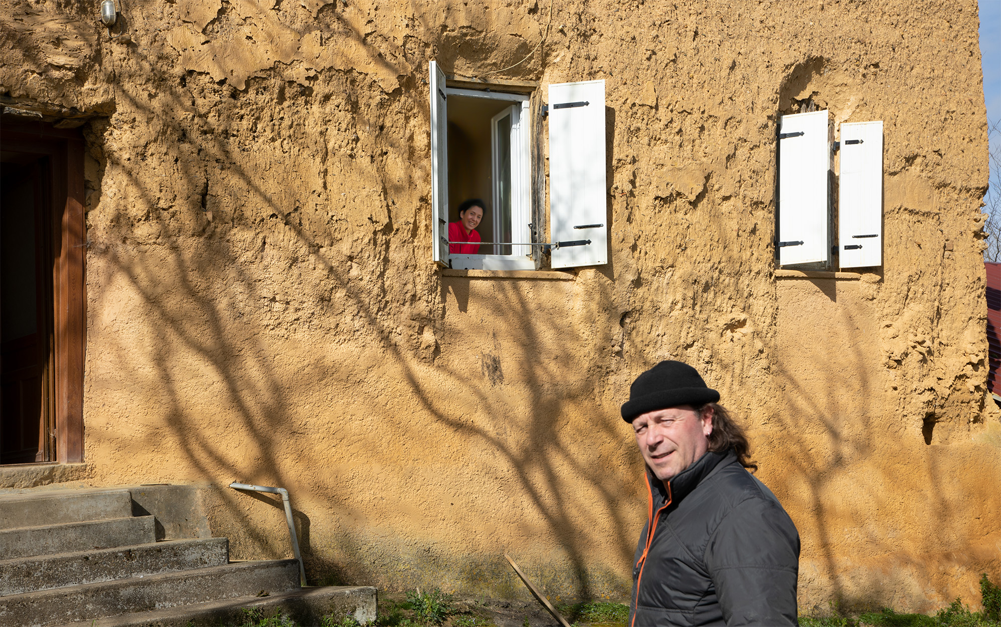 6 Guillaume Roche et son épouse devant leur maison 1bis 220222.jpg