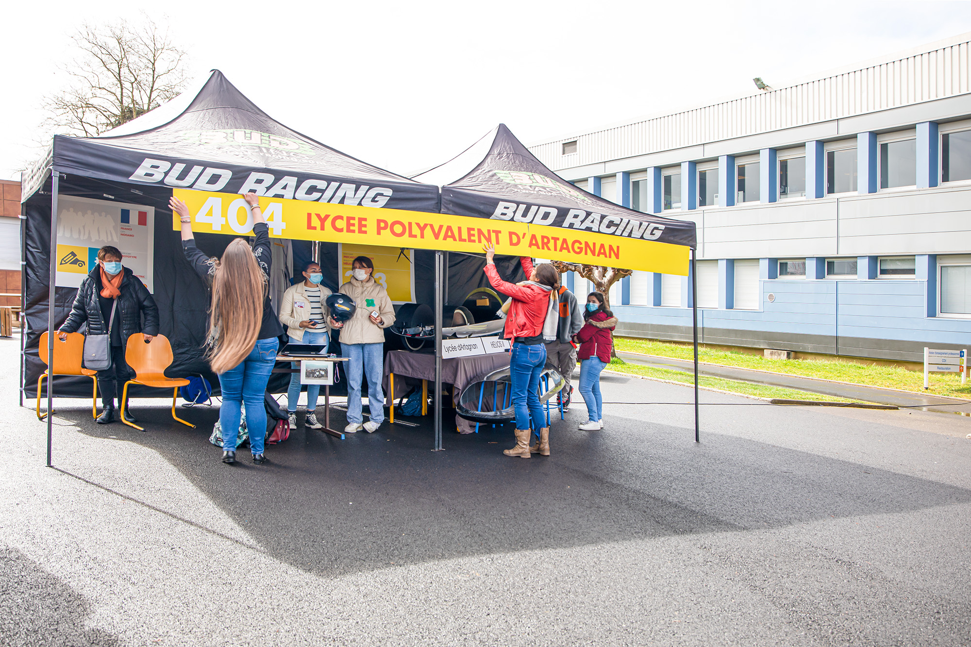 7 Stand du projet Hélios véhicule solaire 1bis 120322.jpg
