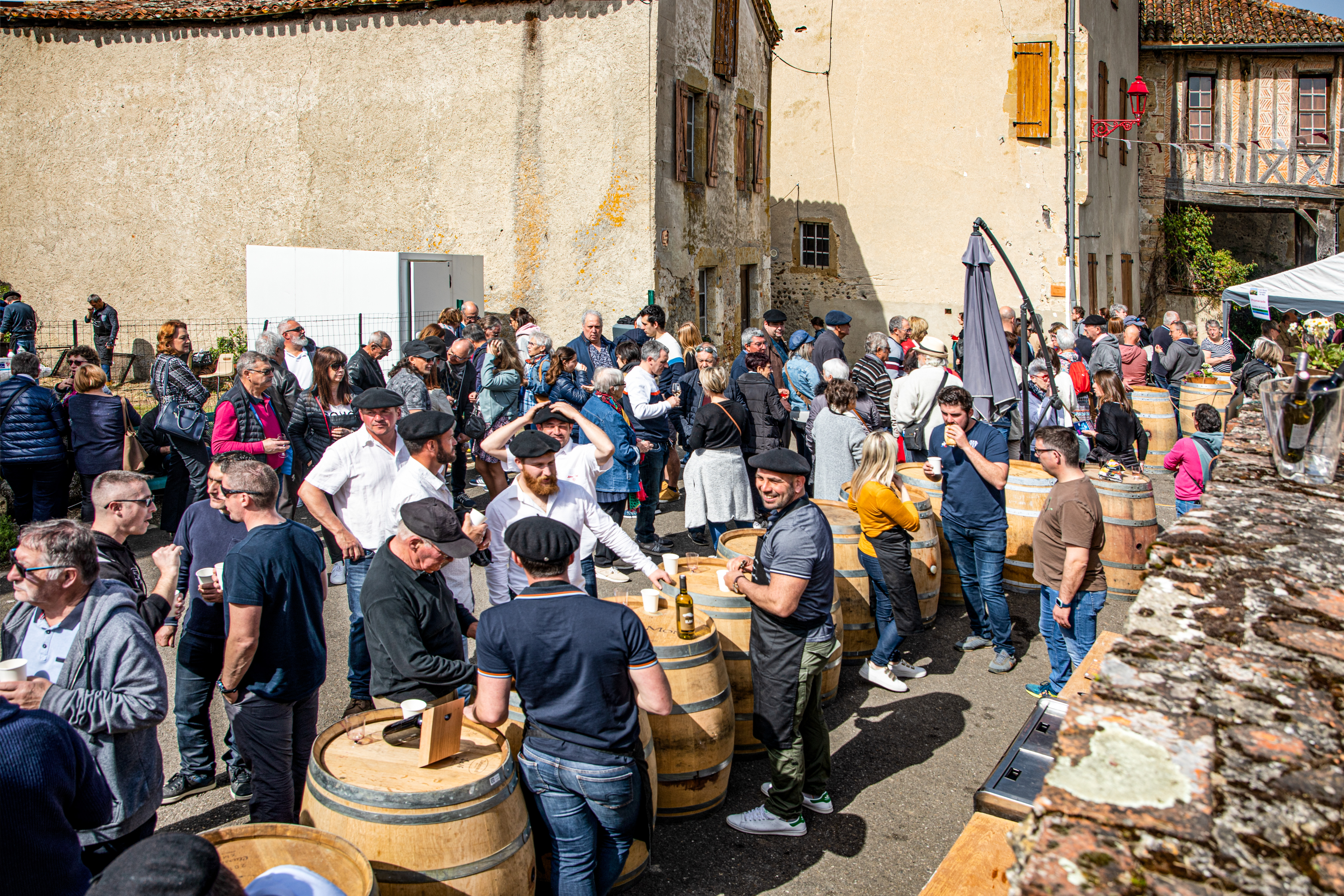 9 Dégustation dans la rue à Saint-Mont 1bs 260322_.jpg