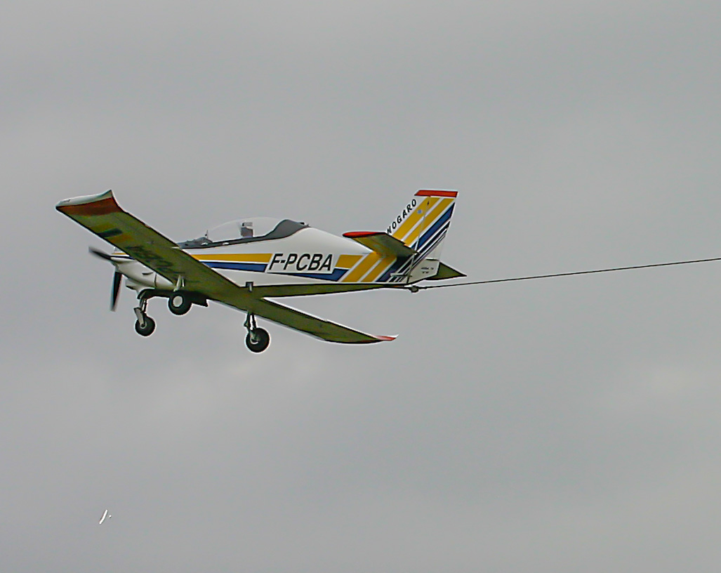 Avion tractant un planeur 1bis 23.06.jpg