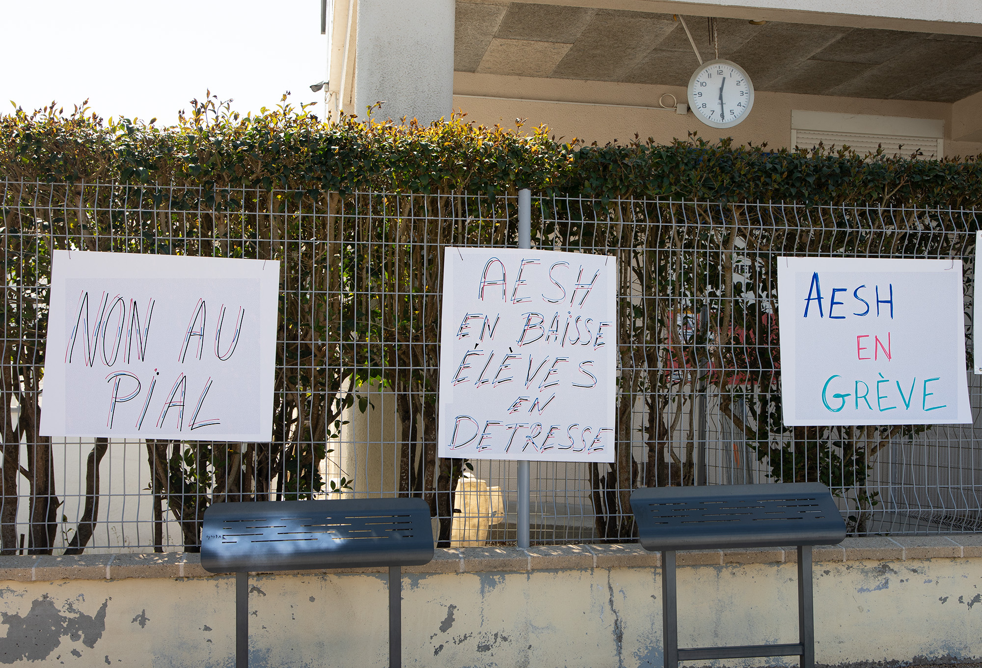 1 Panneaux des AESH en grève 1bis 040422_.jpg