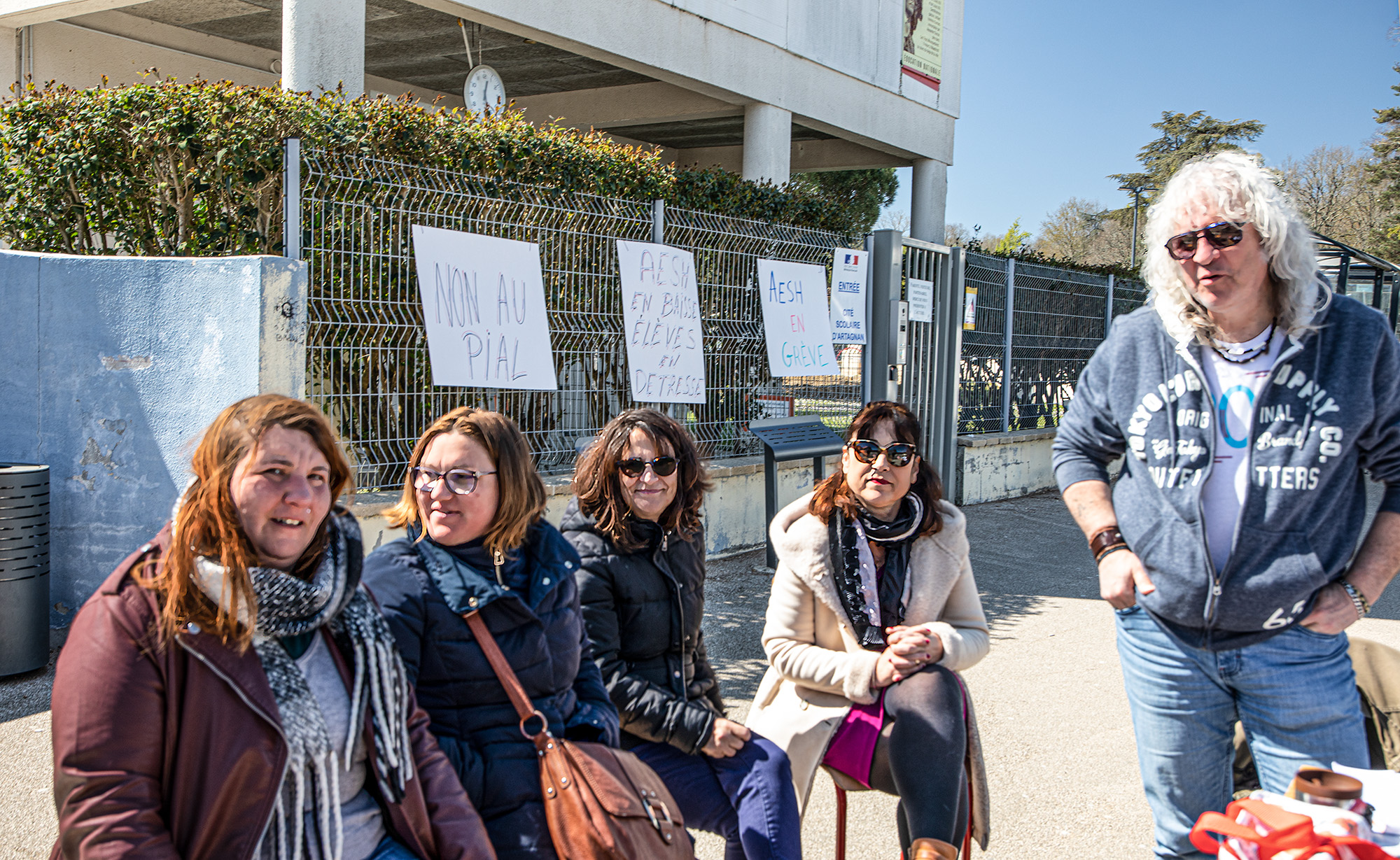2 AESH en grève devant cité scolaire 1bis 040422_.jpg