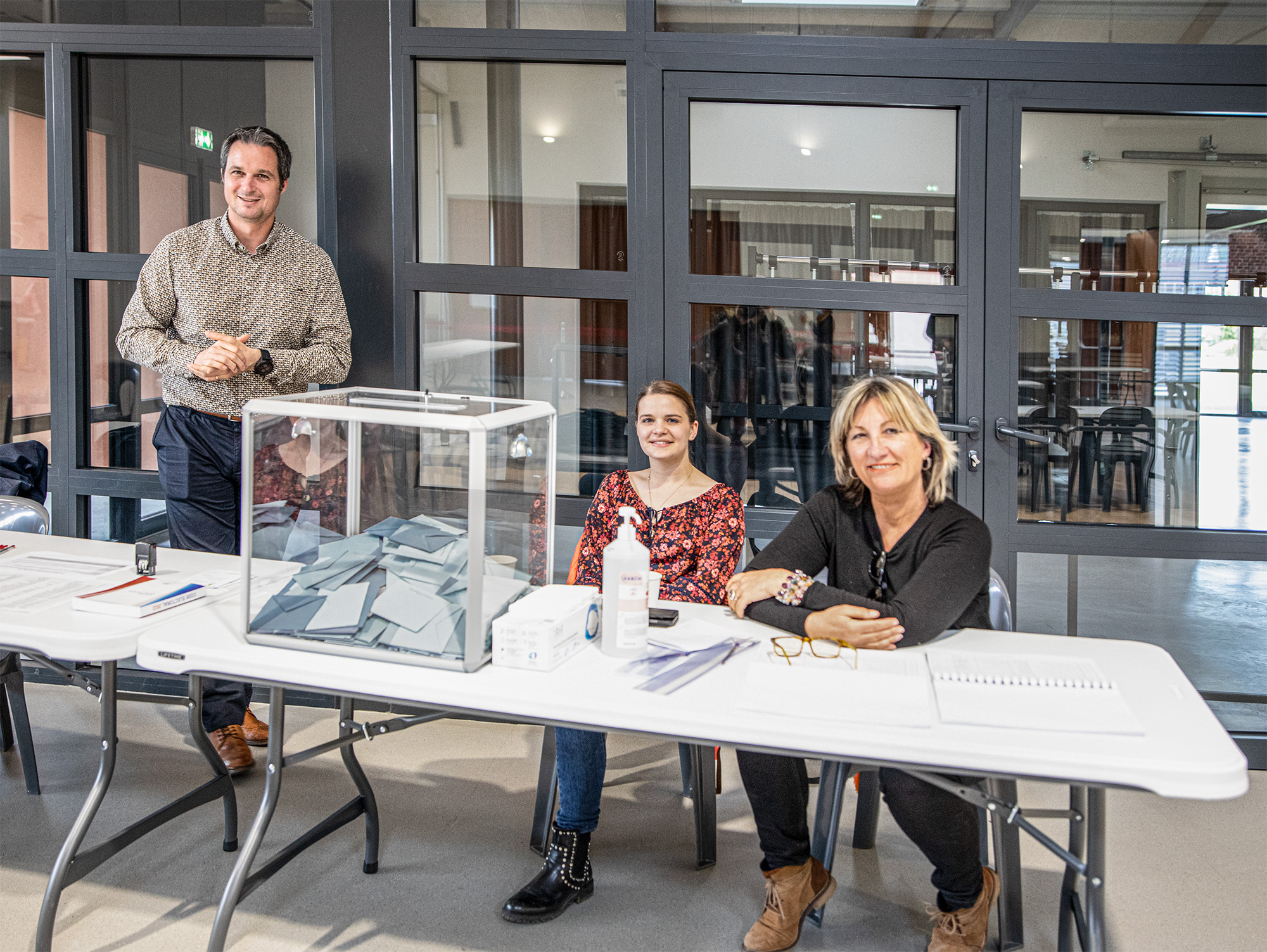 4 Une autre quipe bureau de vote 18 h  1bis 100422.jpg