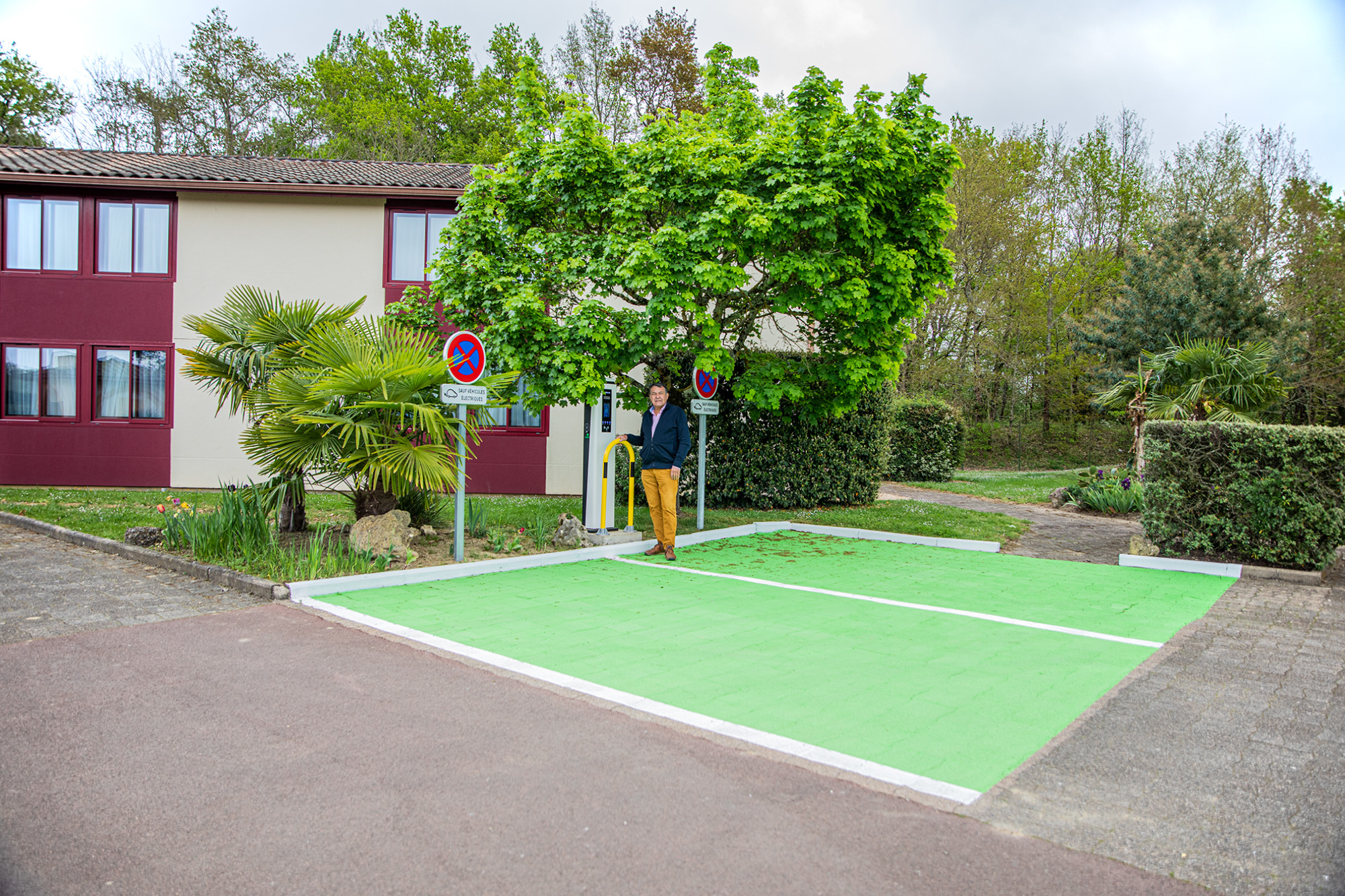 2 Les bornes de recharge avec Gérard Ducès 1bis 190422.jpg