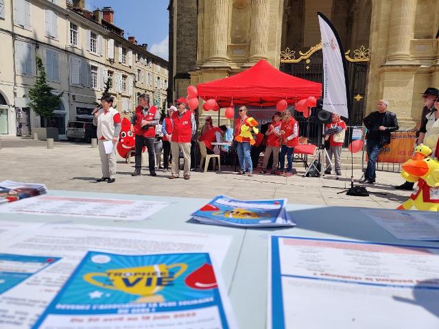 Lancement du défi qui s'est tenue samedi 30 avril  sur la place de la Cathédrale à Auch.