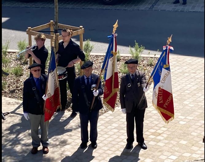 condom 8 mai porte drapeaux.JPG