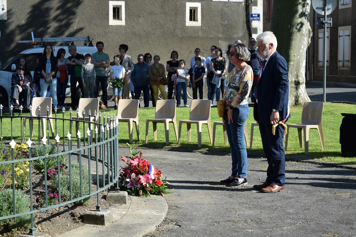 Le dépôt de gerbe par M. le Maire
