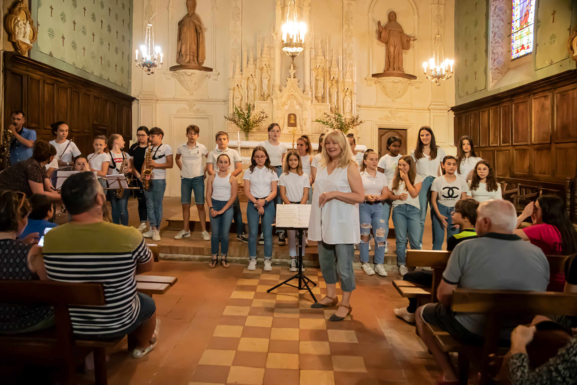 11 La chorale de la cité scolaire à l'église avec Françoise Cotton 1bis 200522.jpg