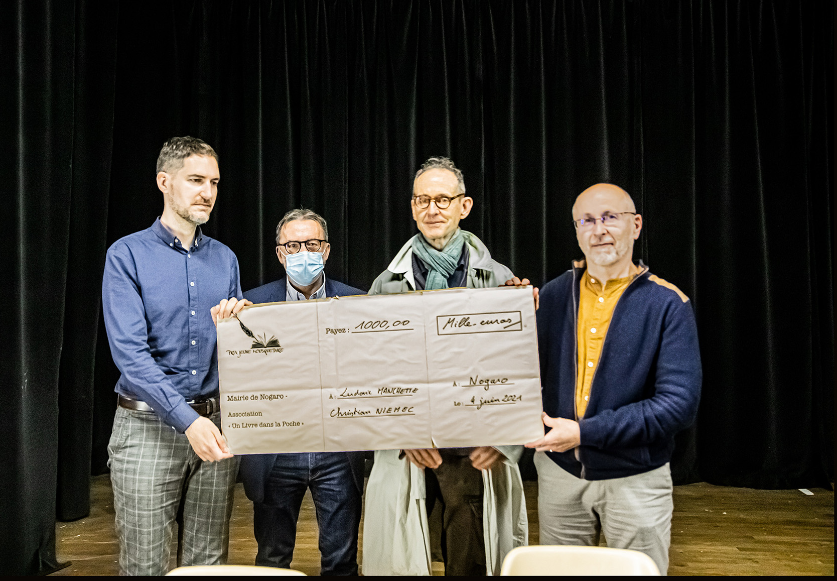 2 Ludovic Manchette et Christian Niemiec reçoivent le chèque du Prix 1bis 040621.jpg