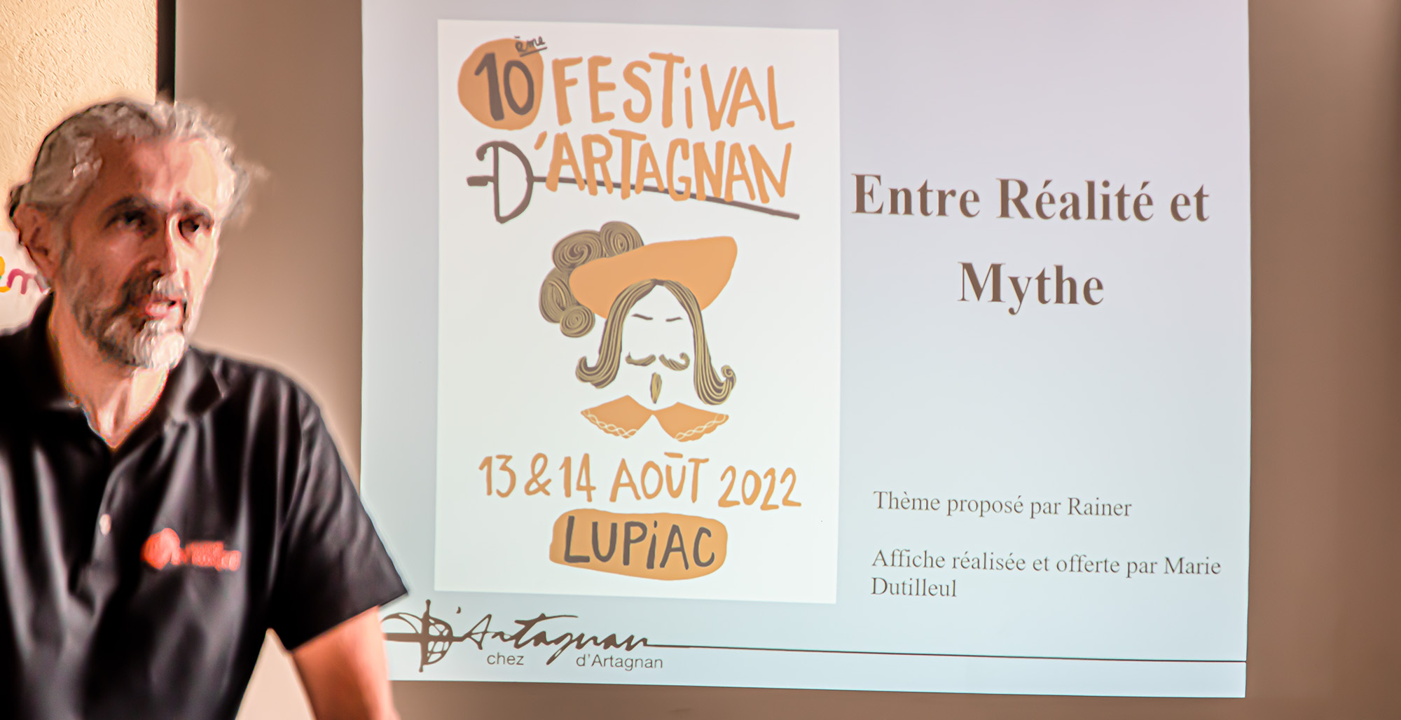 0 Lucas Aklil montre l'affiche du Festival 1bis 250522.jpg