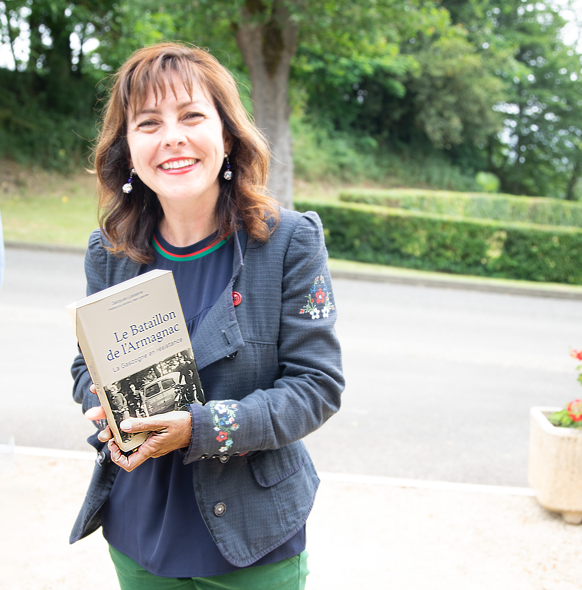 3 Carole Delga et livre du gal Lasserre sur Bataillon de l'Armagnac 1bis 030622.jpg