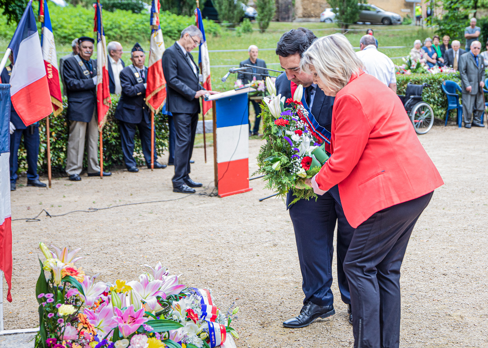 24 Vincent Gouanelle et Patricia Galabert dépôt de gerbe 1bis 070622.jpg