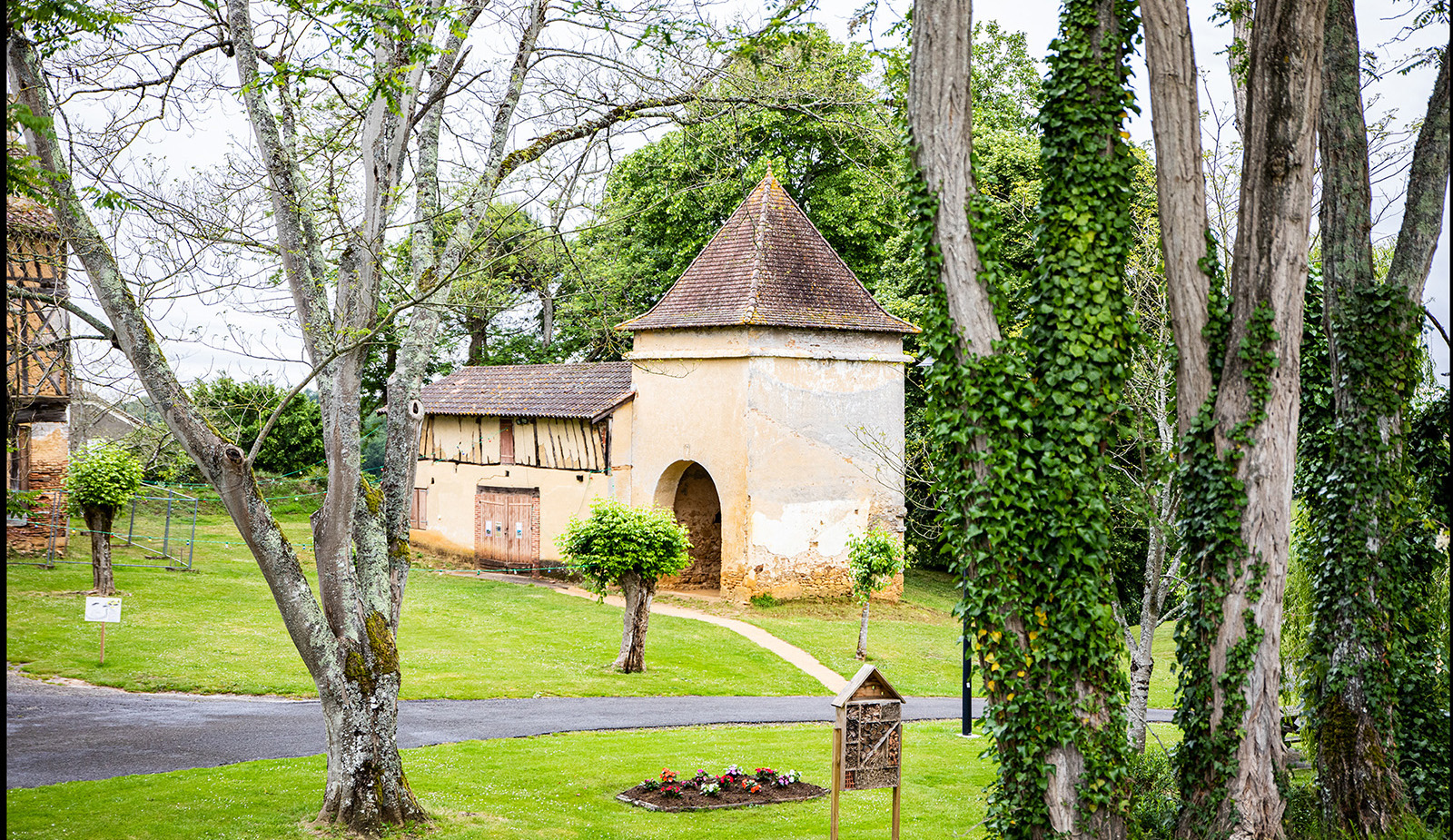 2 Tout près du Castet le bâtiment de la Manse 180521.jpg