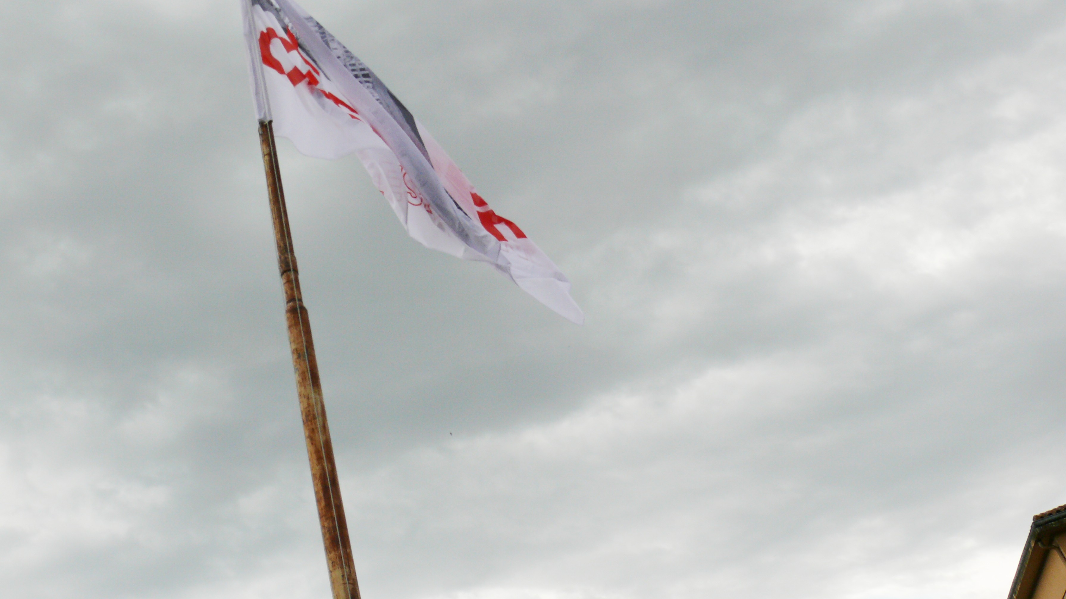 Le drapeau flotte dans le ciel auscitain.