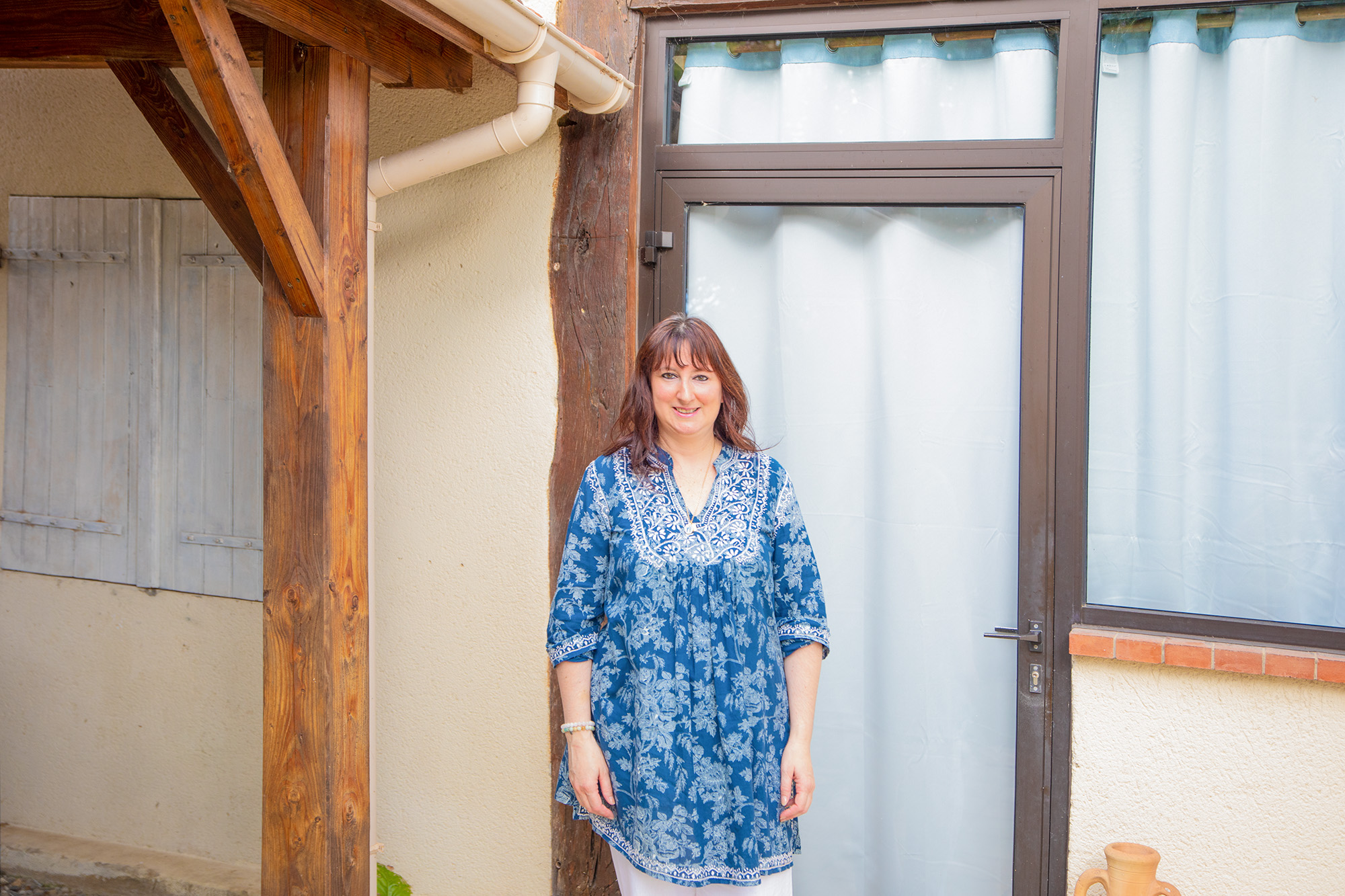 2 Séverine Mutolo devant sa porte 1bis 240622.jpg