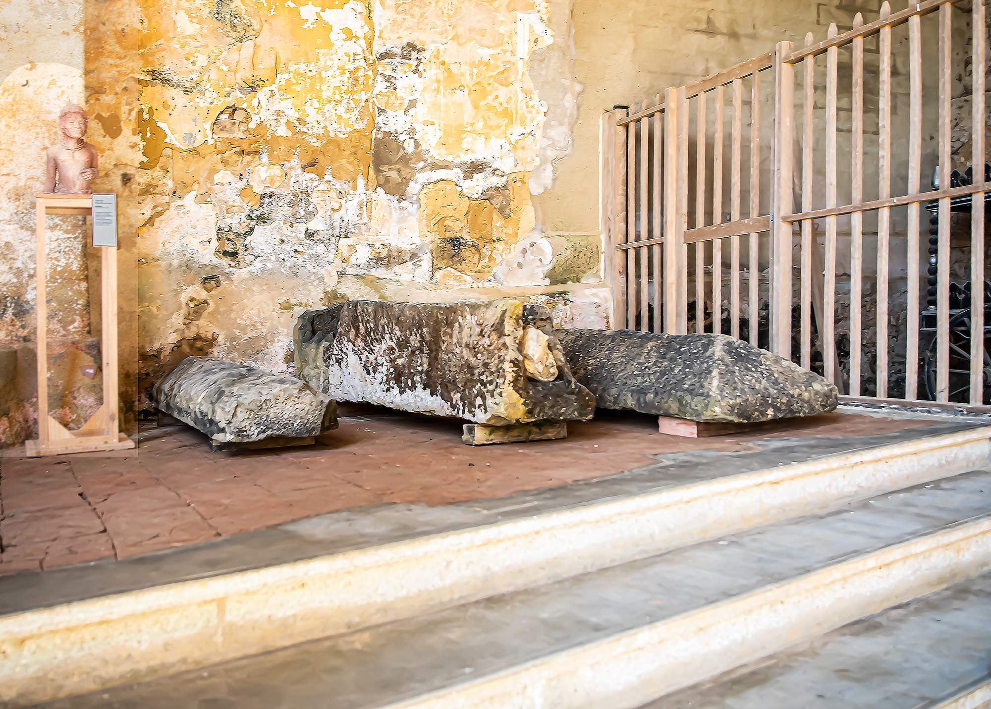8 Sarcophages entrée église sainte-Christie1bis 020722.jpg